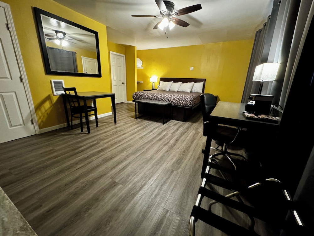 2 Bedroom Family Suite with Fireplace: 1 King, 2 Twins - Photo 1