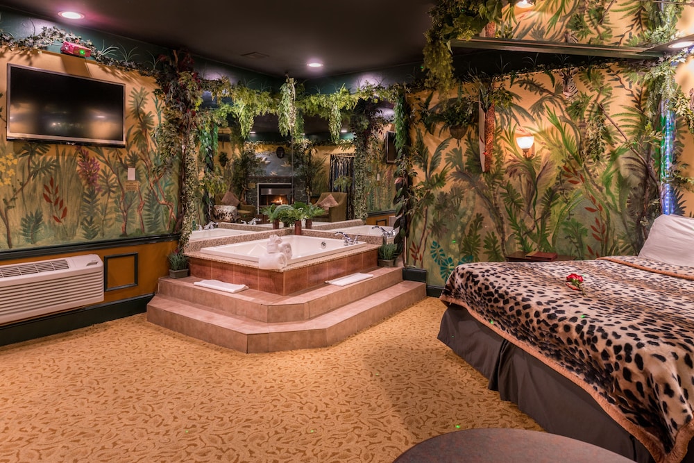 Jungle Theme Suite with Jetted Tub & Fireplace (Featured on Travel Channel in 2016) - Photo 2