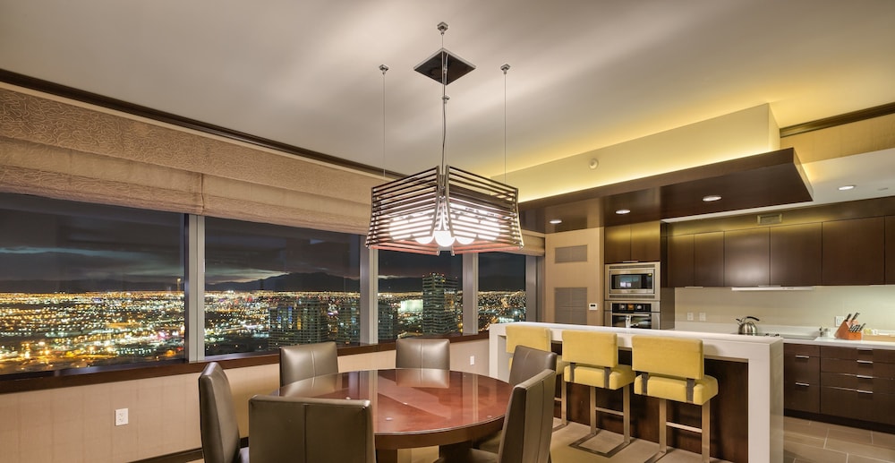 PANORAMA STRIP VIEW SUITE (2BR) - 45th Floor photo 3