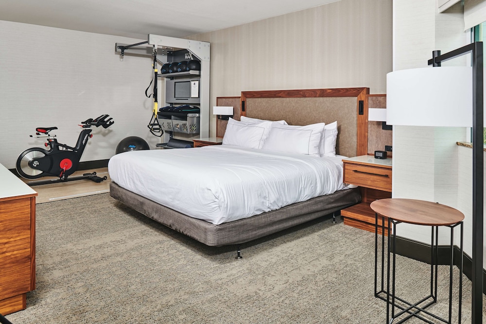 Room, 1 King Bed, Accessible (Mobility & Hearing, Roll-in Shower) - Photo 4