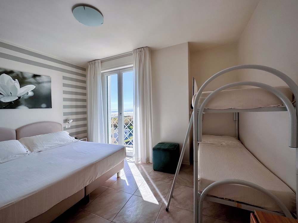 Family Quadruple Room, Sea View photo 3