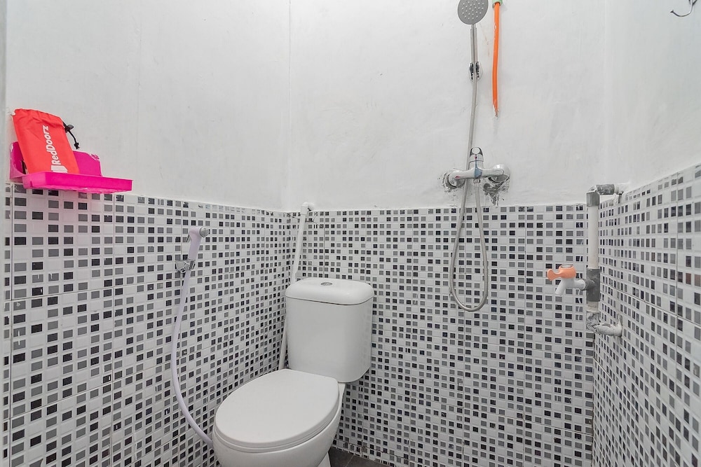 Double Room (Reddoorz) photo 3