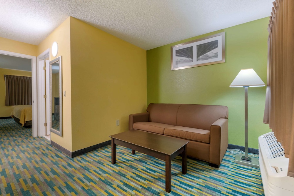 1 King Bed, Suite, Nonsmoking - Photo 1