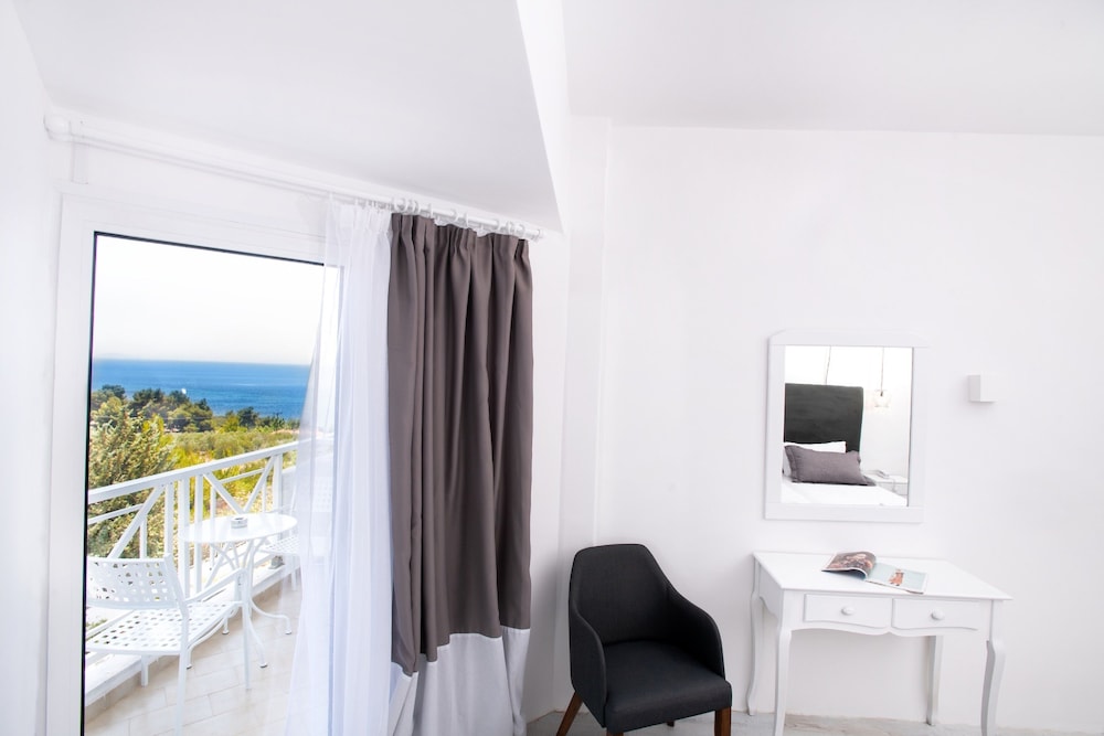 Classic Double Room, Partial Sea View - Photo 8