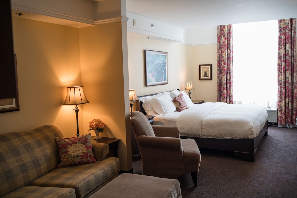 Junior Suite, 1 King Bed With Sofa Bed photo 2