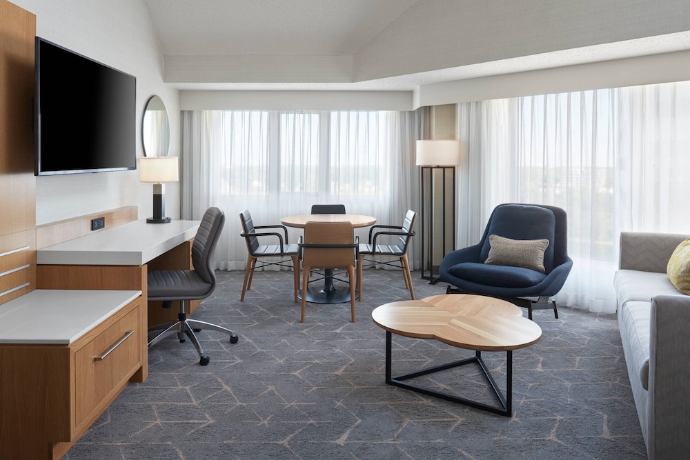 Suite, 1 Bedroom - Photo 1