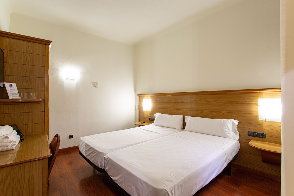 Double or Twin Room (Interior) - Photo 19