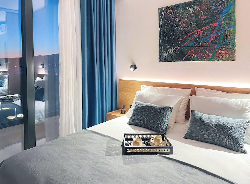 Deluxe Studio, 1 Queen Bed, Balcony