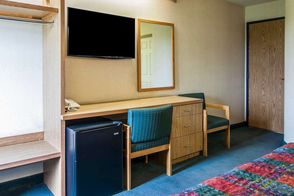 Standard Room, 1 King Bed, Non Smoking - Photo 4