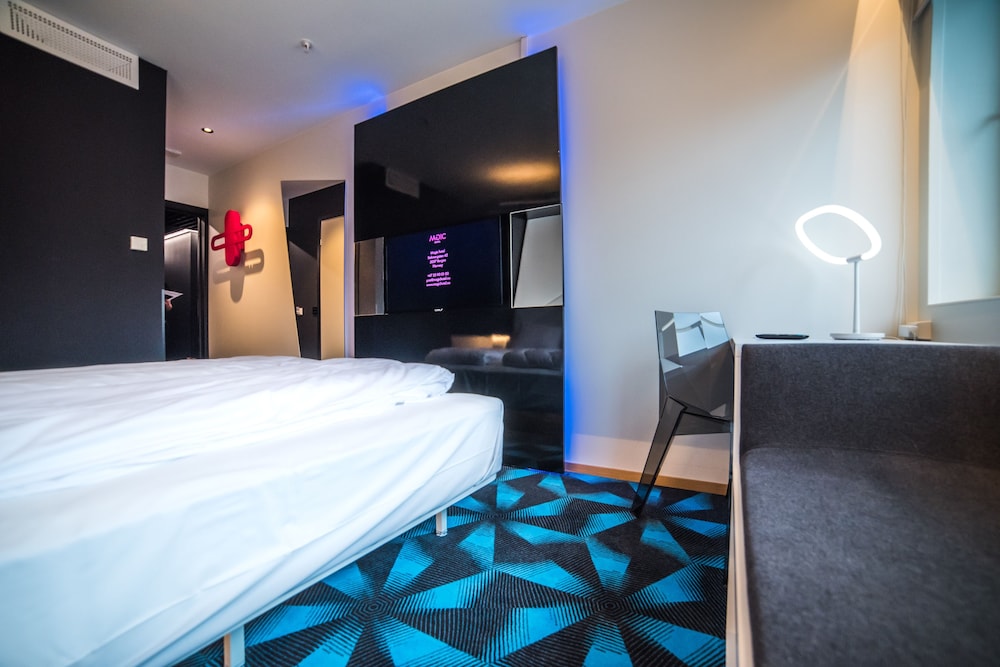 Signature Double Room, 1 Queen Bed photo 2