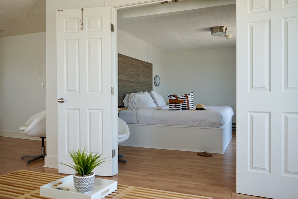 Cottage Penthouse, 2 Bedroom Suite with 1 King and 1 Queen, Full Kitchen