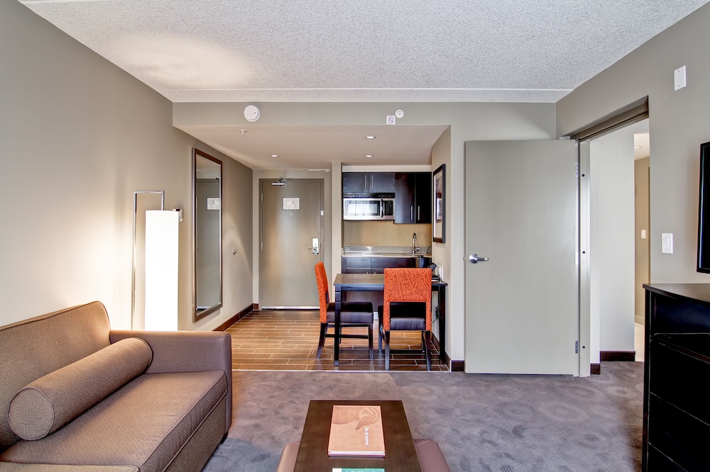 Suite, 2 Queen Beds thumbnail 5