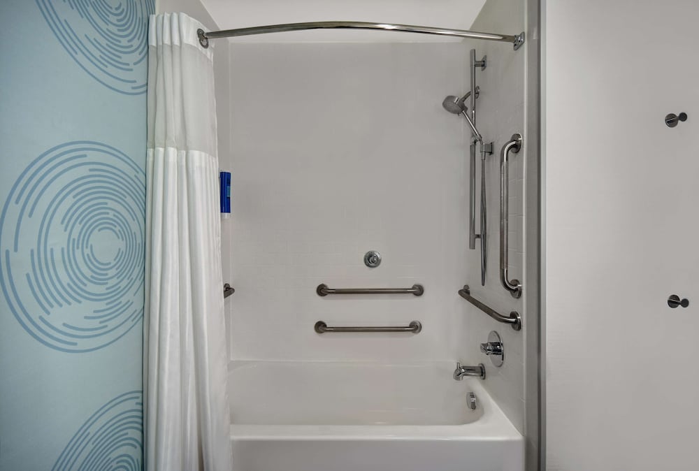 Room, 2 Queen Beds, Accessible, Bathtub - Photo 5