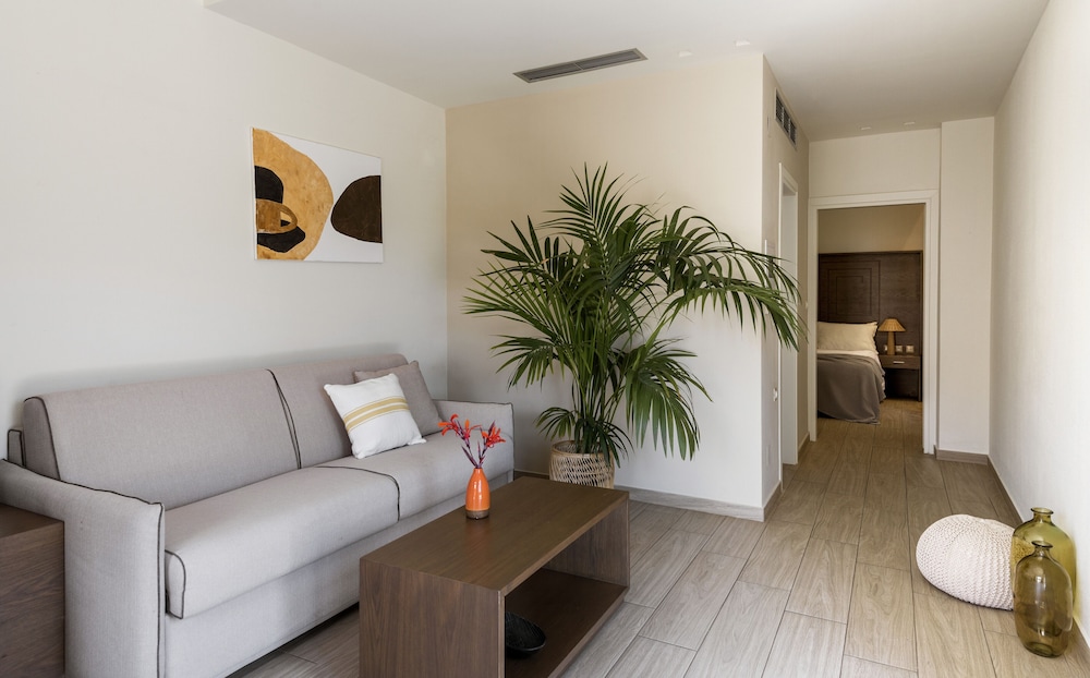 Deluxe Suite, Partial Sea View
