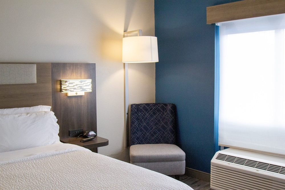 Standard Room, 1 King Bed (Low Floor) - Photo 4