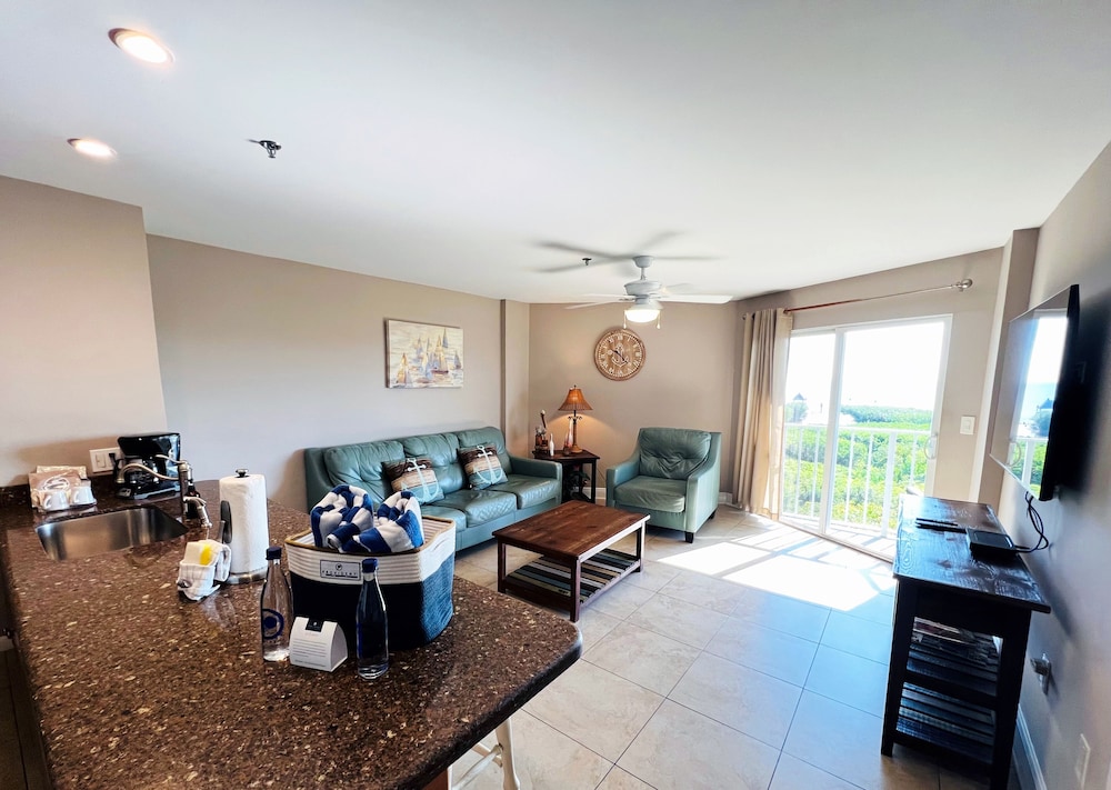 Deluxe Room, 1 Queen Bed with Sofa bed, Ocean View (1 Bedroom Ocean View Suite Signature) photo 2