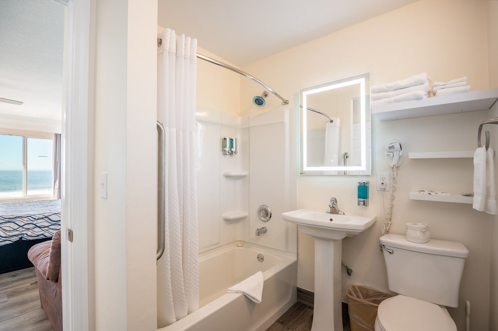 Standard Room, 1 King Bed, Oceanfront - Photo 9