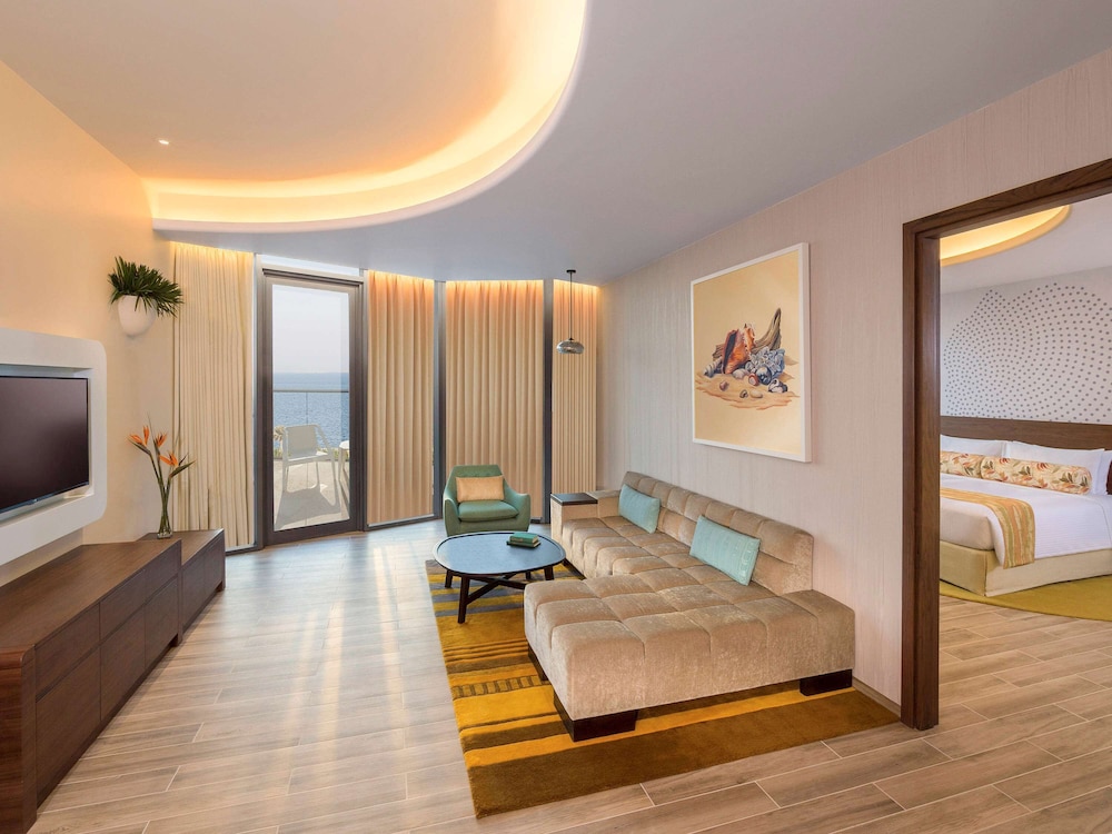 Deluxe Suite, 1 Bedroom, Balcony, Partial Sea View (Club Lounge Access)