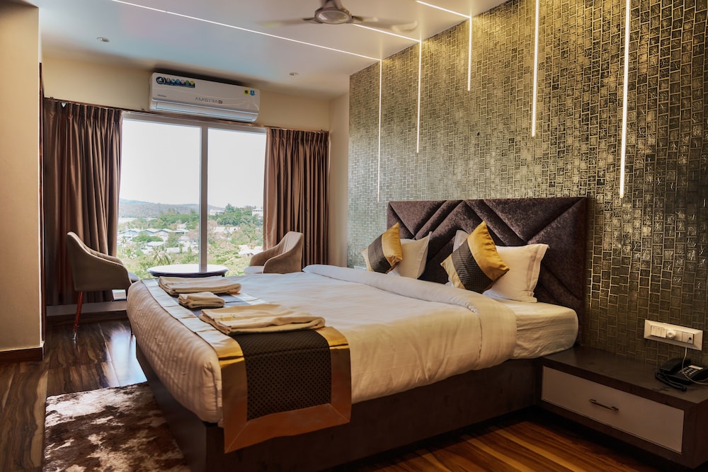 Premium Suite, 1 King Bed, Air conditioning, Sea View