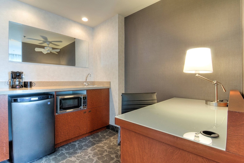 Suite, 1 King Bed With Sofa Bed, Non Smoking - Photo 5