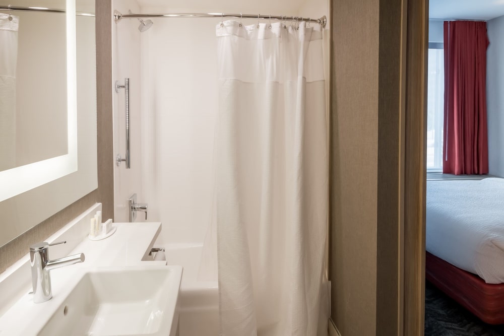 Suite, Multiple Beds (Mobility/Hearing Access, Roll-in Shwr) - Photo 12