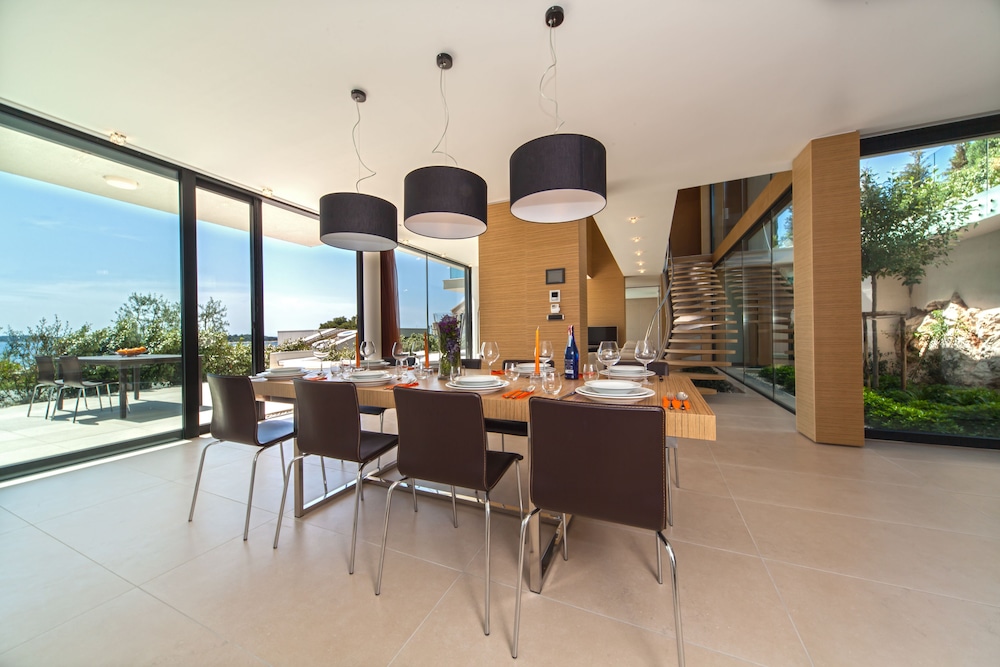 Villa 05 photo 2