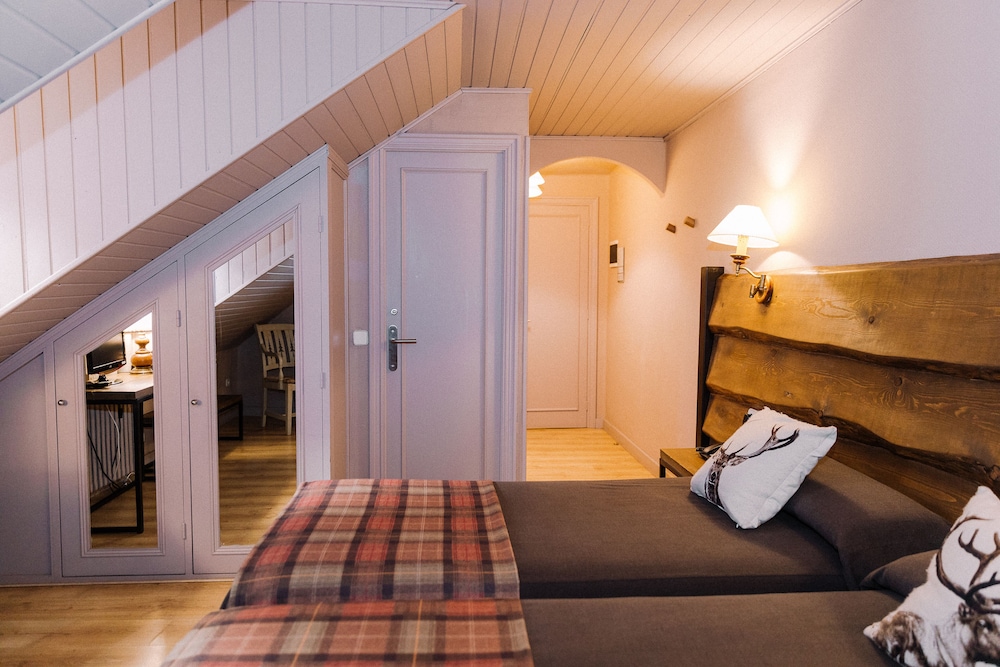 Small attic double room - Photo 3