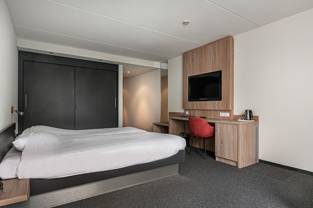 Standard Room, 1 King Bed, Hot Tub, Marina View photo 2