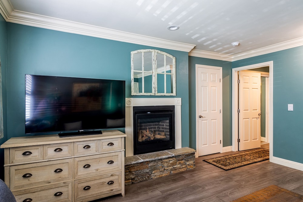 Two Queen Bed Suite - Photo 5