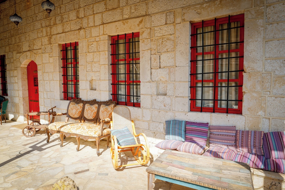 Premium Studio Suite, 1 King Bed, Sea View, Courtyard Area