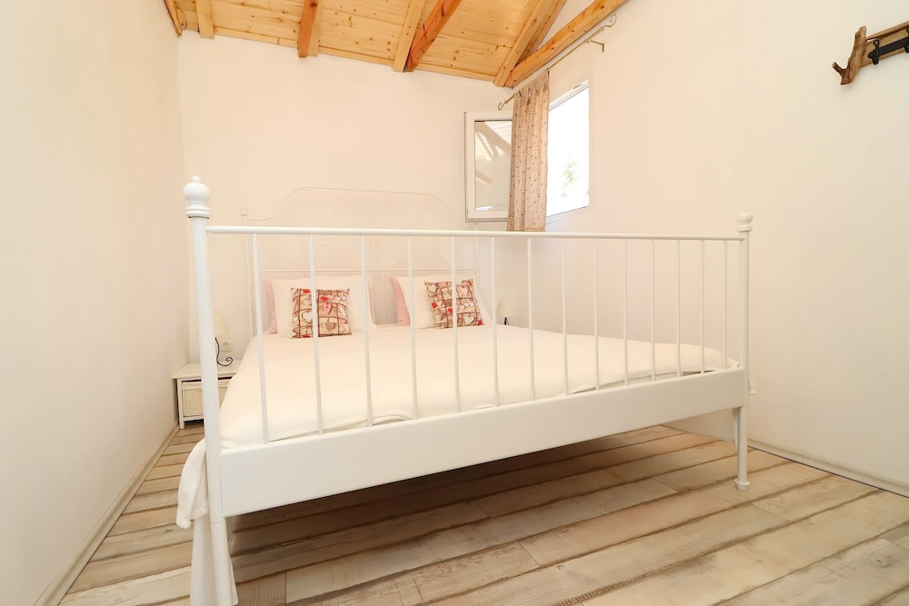 Cottage (Two Bedroom Holiday Home - Terrace an) photo 1