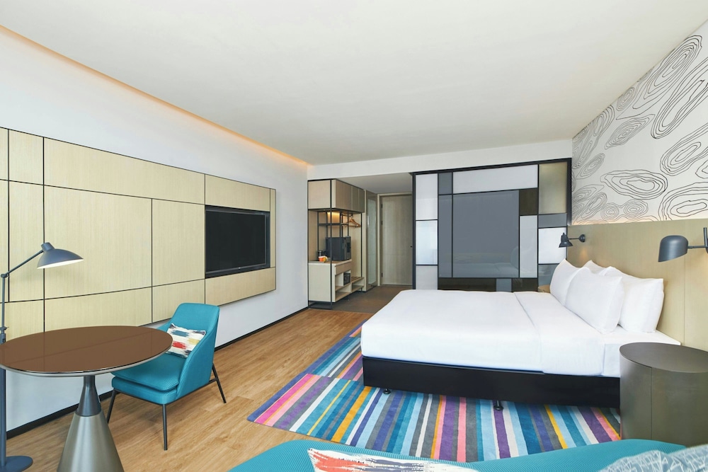 Room, 1 King Bed, City View (Breezy) photo 1
