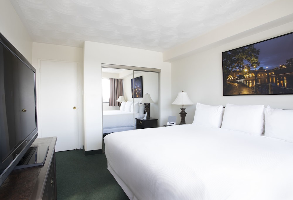 Signature Suite, 1 Queen/King Bed, 1 Queen Sofa Bed - Photo 2