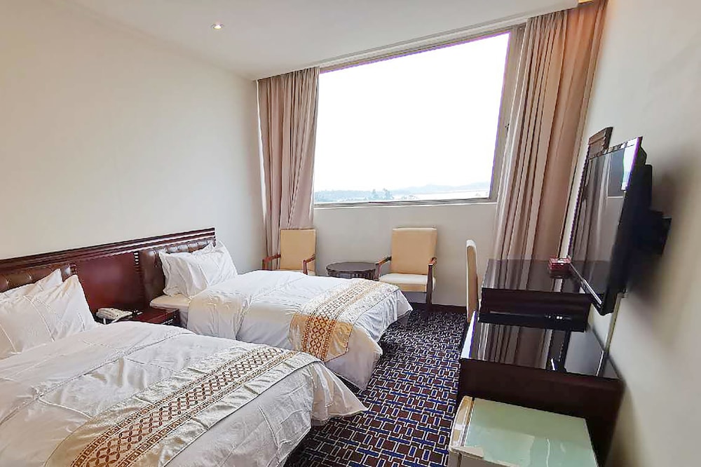 Signature Suite, Multiple Beds, Non Smoking, Partial Ocean View