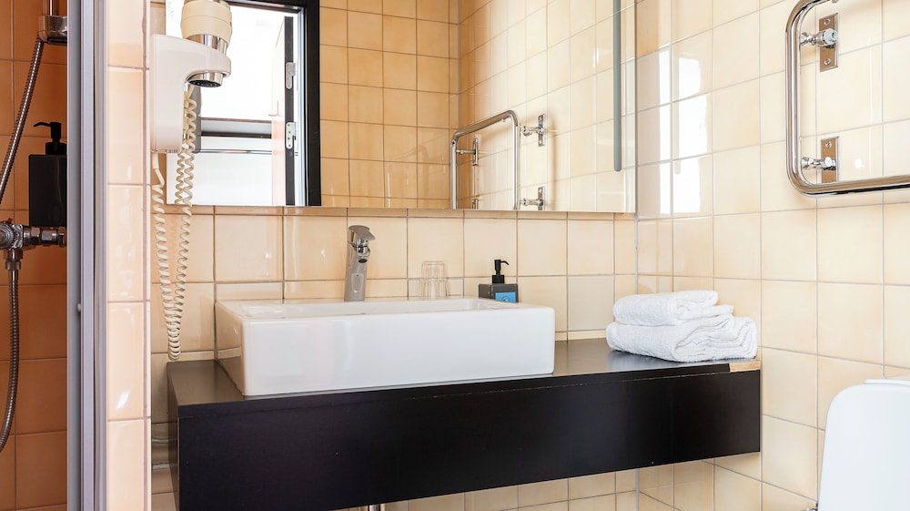 Standard Twin Room - Photo 6