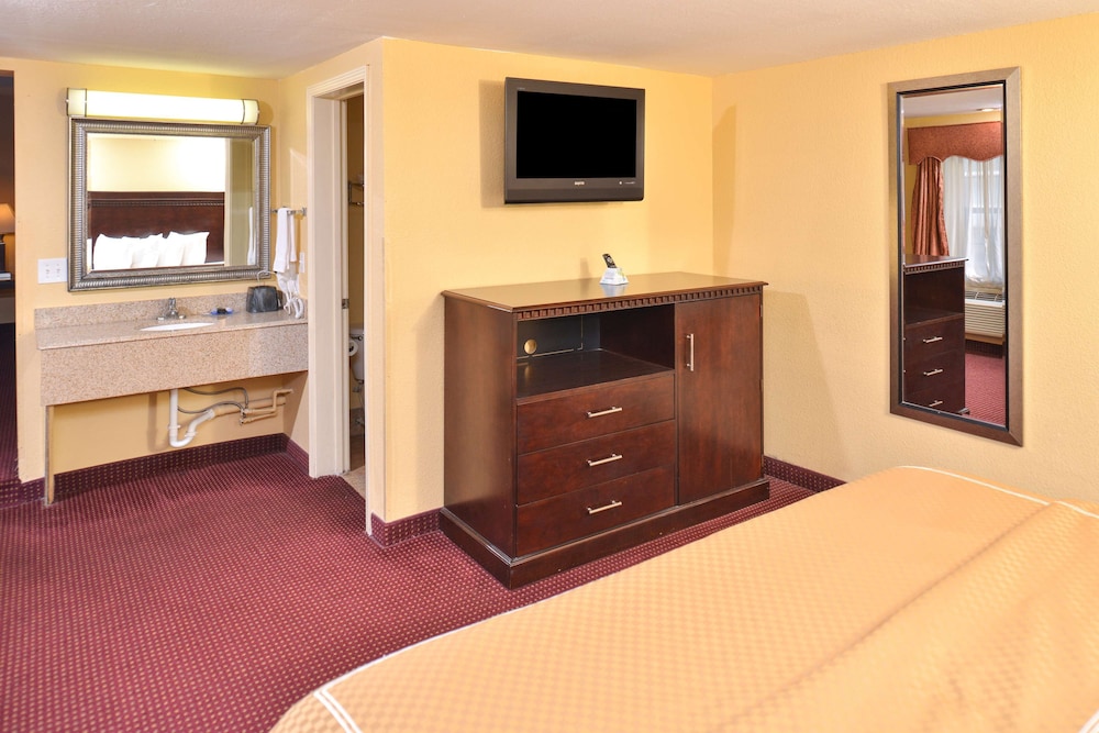 Suite, 1 King Bed, Non Smoking photo 3