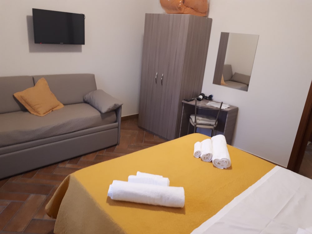 Deluxe Quadruple Room, Jetted Tub