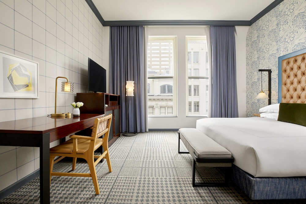 Room, 1 King Bed (Freestanding Bath) thumbnail 6