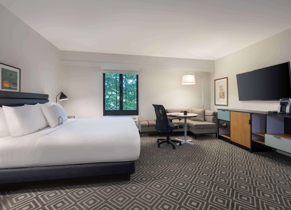 Room, 1 King Bed, Accessible, Corner (Hearing) - Photo 4