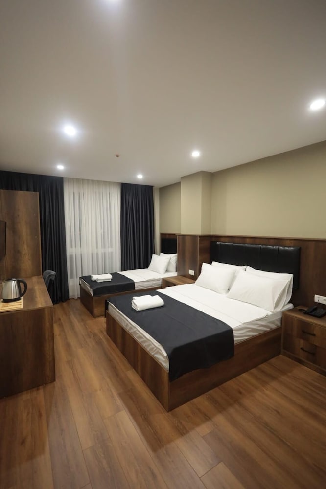 Deluxe Triple Room, City View photo 3