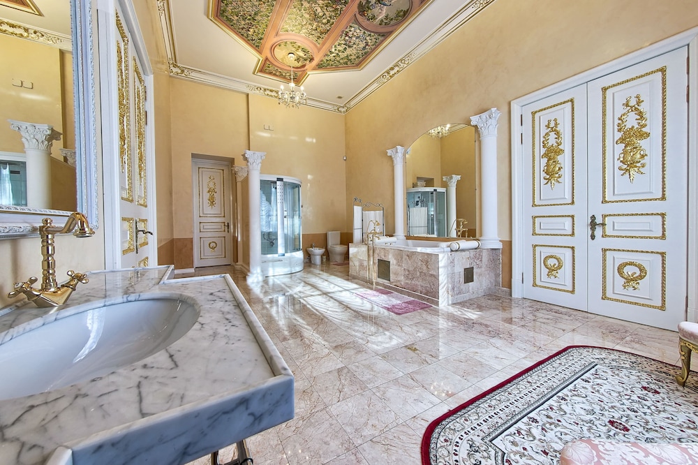 Royal Suite, 1 King Bed, Park View photo 3