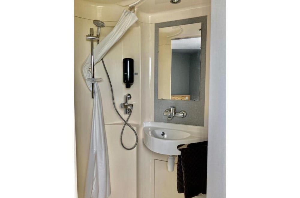 Standard Room, Multiple Beds (1 Double and 1 Single bed) - Photo 3