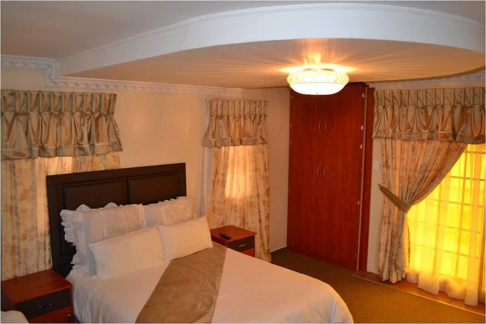 Room (4 Beds) photo 2
