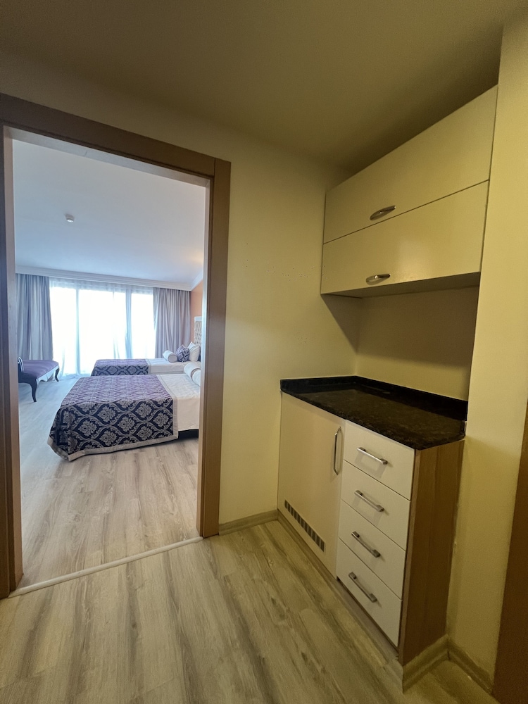 Luxury Room, 1 Queen Bed, Sea View thumbnail 6