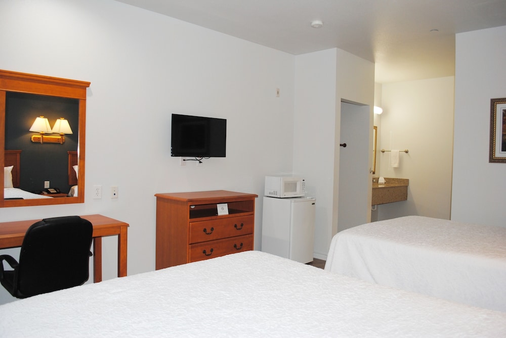 Basic Single Room, 2 Queen Beds photo 2