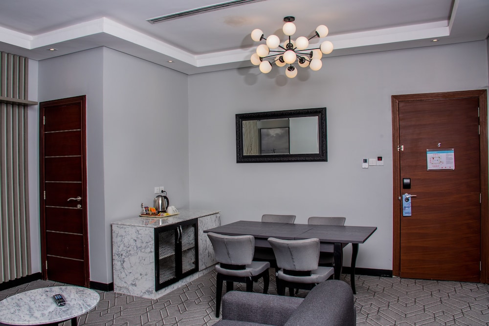 Suite, Pool View - Photo 12