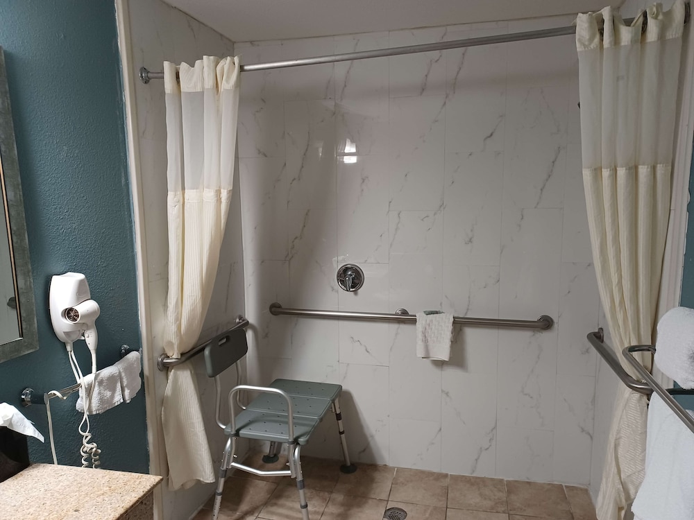 Standard Room, 1 King Bed, Accessible, Non Smoking (Walk-in Shower) photo 2