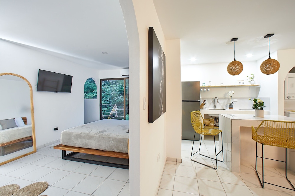 Design Studio, 1 Queen Bed, Balcony, Mountain View photo 1
