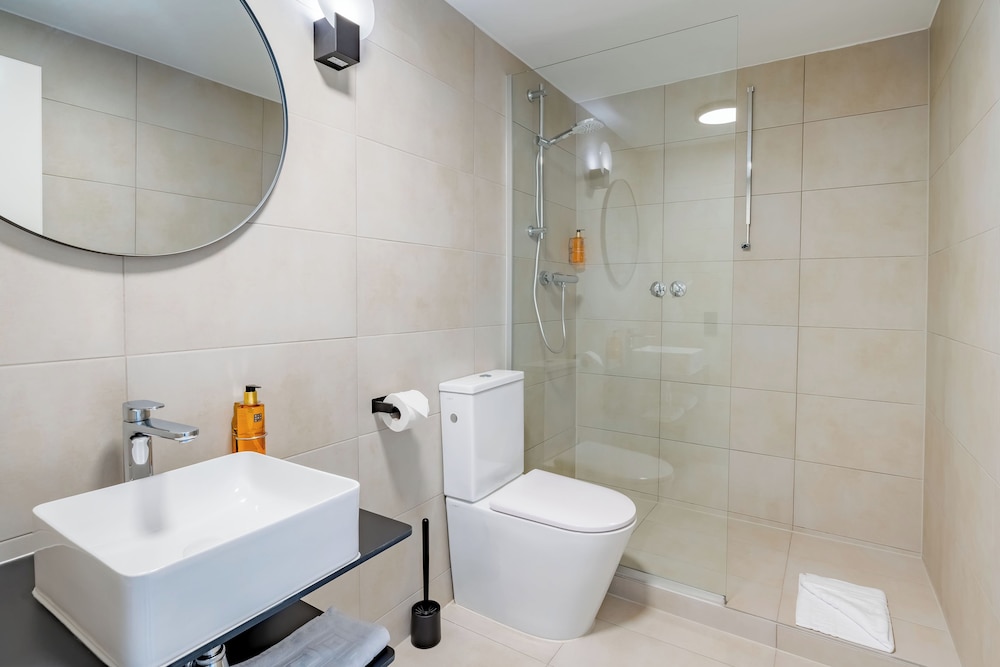 Business Room, 1 King Bed, Balcony - Photo 11