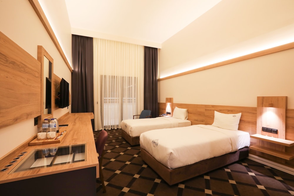 Superior Twin Room, Pool Access photo 3